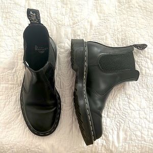 - DR MARTENS 2976 white stitch chelsea contrast leather